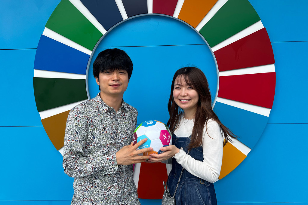 新里太郎参观联合国展馆。