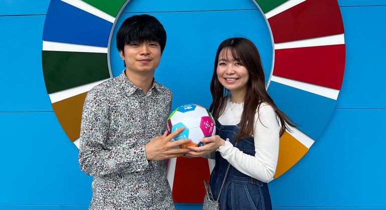 新里太郎参观联合国展馆。