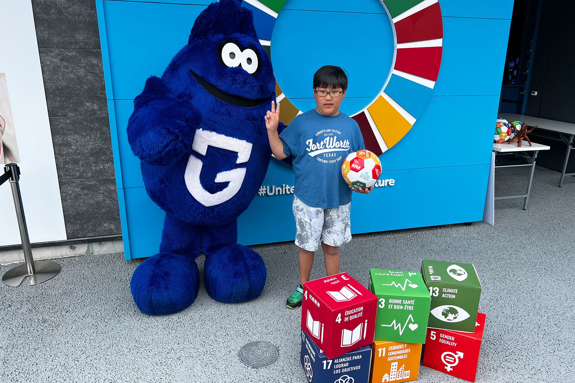 Un niño participa en un evento en el Pabellón de la ONU para promover los ODS. Un niño participa en un evento en el Pabellón de la ONU para promover los ODS.