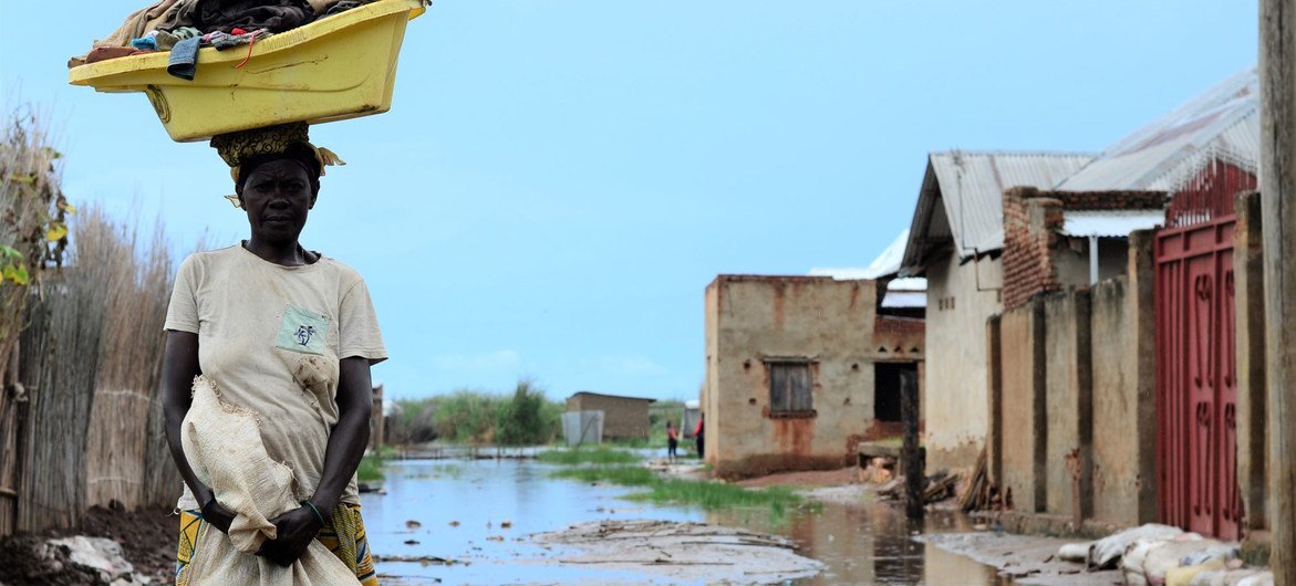 Cette mère de cinq enfants a décidé de déménager, craignant que sa maison ne s'écroule après avoir été inondée.