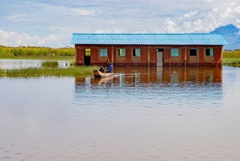 Une école abandonnée en raison de la montée des eaux du lac Tanganyika.