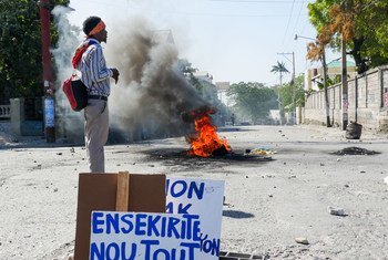 Протесты, вызванные удвоением цен на бензин, привели Гаити к «параличу» власти.