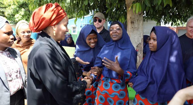 نائبة الأمين العام أمينة محمد تلتقي بالطالبات في مركز لافيا ساريري التعليمي بولاية بورنو، شمال شرق نيجيريا.