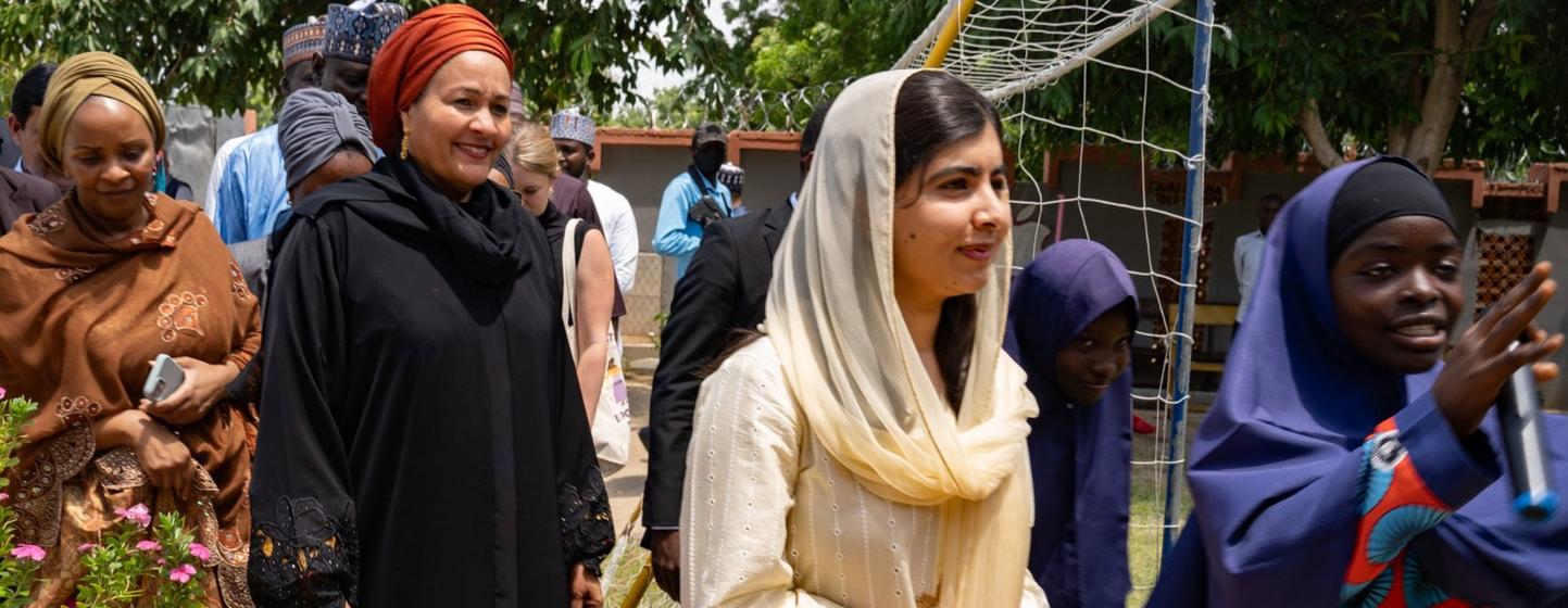 La Vice-Secrétaire générale Amina J. Mohammed et Malala Yousafzai, lauréate du prix Nobel de la paix et Messagère de la paix des Nations Unies, rencontrent des étudiantes du Lafiya Sariri Learning Centre, dans l'État de Borno, au nord-est du Nigéria.