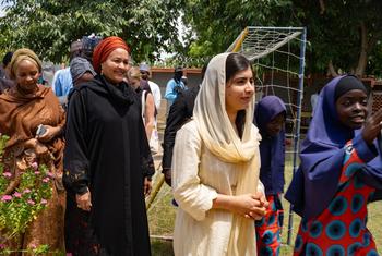 نائبة الأمين العام أمينة محمد وملالا يوسفزاي، الحائزة على جائزة نوبل للسلام ورسولة الأمم المتحدة للسلام، تلتقيان بالطلاب في مركز لافيا ساريري التعليمي، في ولاية بورنو، شمال شرق نيجيريا.
