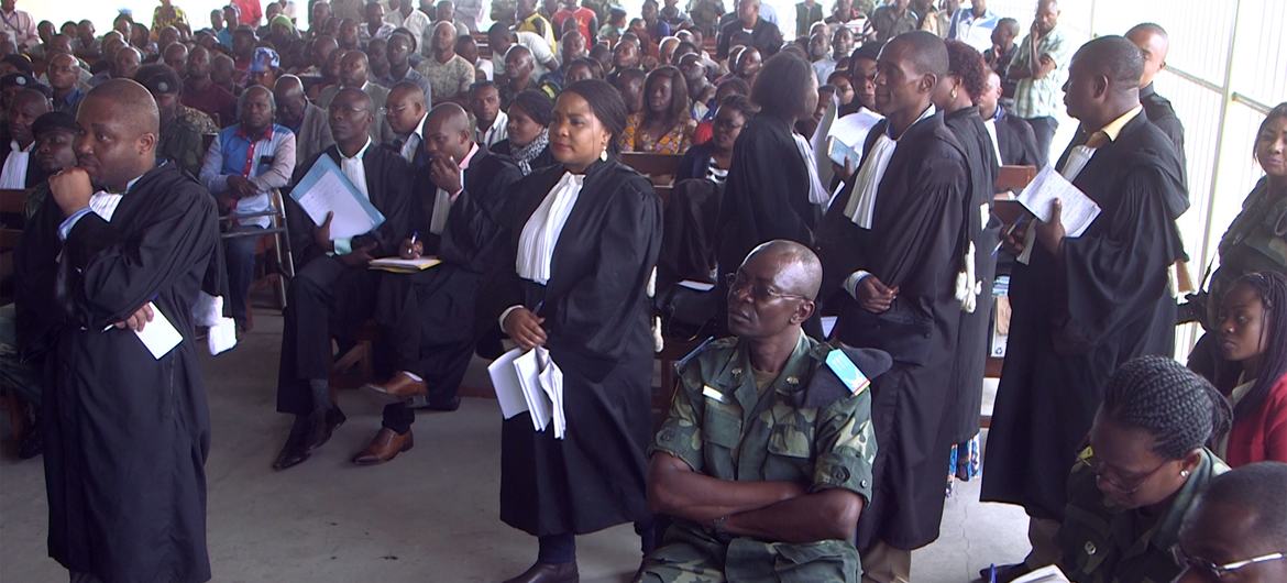 A crowd watching the trial of Ntabo Ntaberi Sheka. (file)