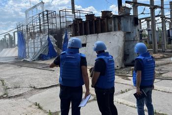 IAEA के विशेषज्ञों की एक टीम, यूक्रेन के ज़ैपोरिझझिया परमाणु संयंत्र का दौरा करते हुए.