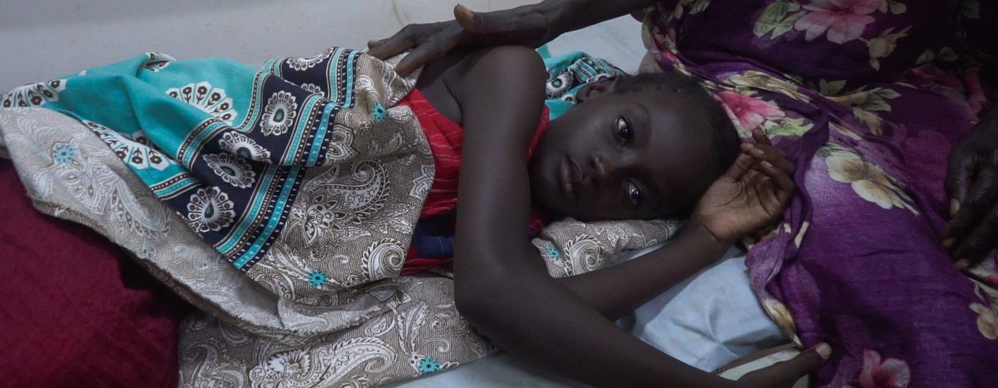 Une jeune fille est soignée dans un hôpital à Khartoum, au Soudan.