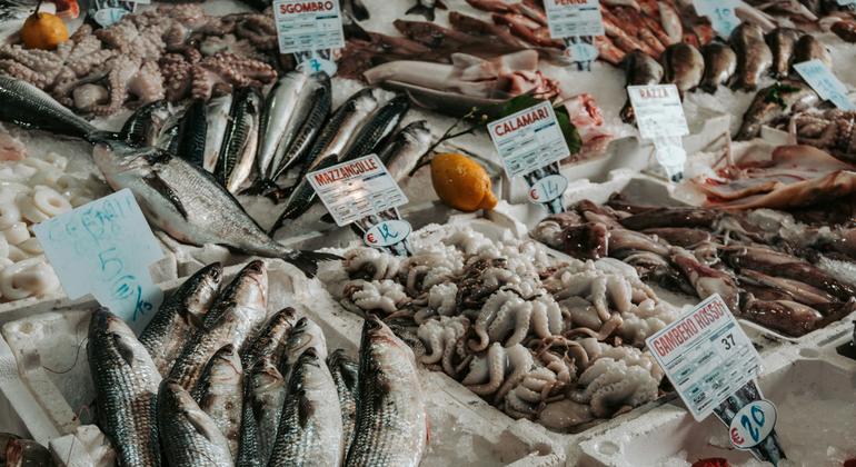 Морепродукты на рынке в Италии.