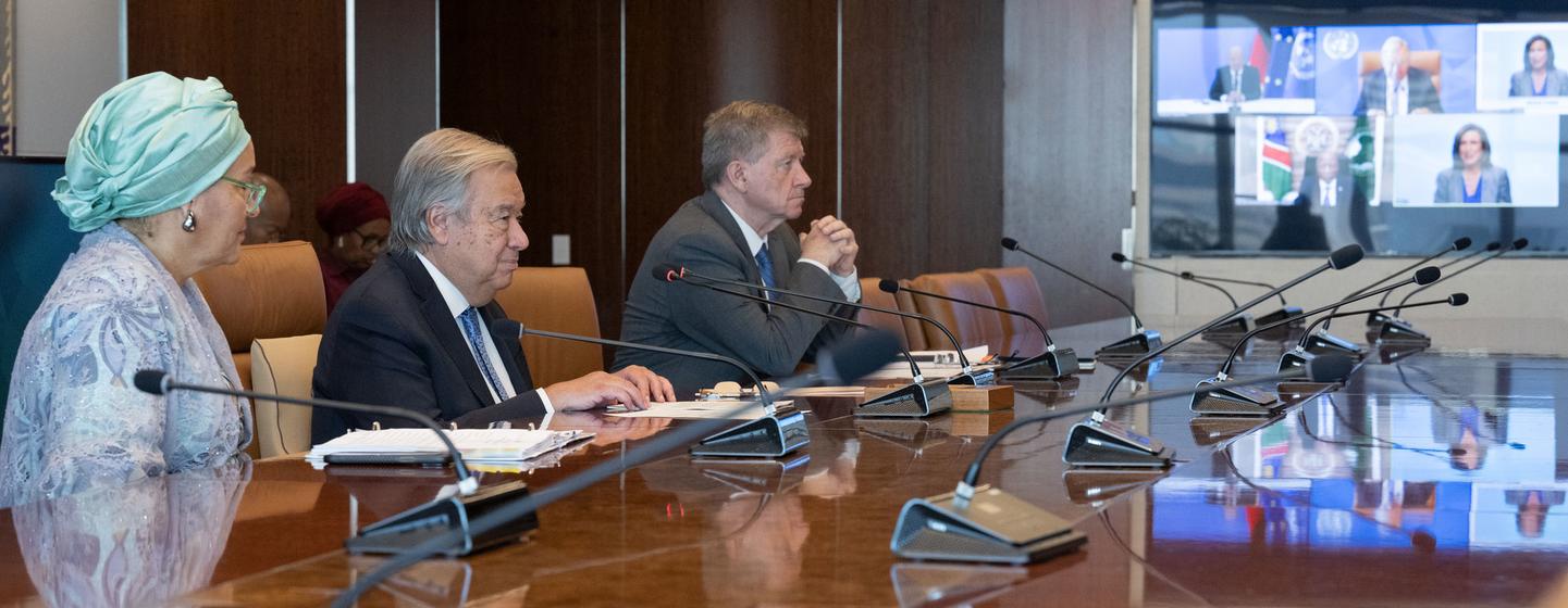 Le Secrétaire général de l’ONU, António Guterres (au centre à gauche), participe à un appel mondial à l’action avant le Sommet de l'avenir.
