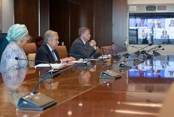 Le Secrétaire général de l’ONU, António Guterres (au centre à gauche), participe à un appel mondial à l’action avant le Sommet de l'avenir.