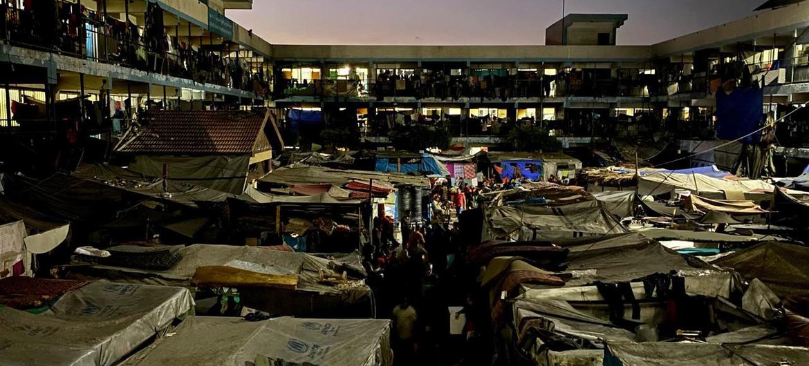 Une ancienne école de l'UNRWA à Deir Al-Balah a été transformée en refuge pour personnes déplacées.