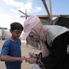 Un agent de santé de l'UNRWA vaccine un jeune garçon dans un camp de tentes à Khan Younis, dans la bande de Gaza.