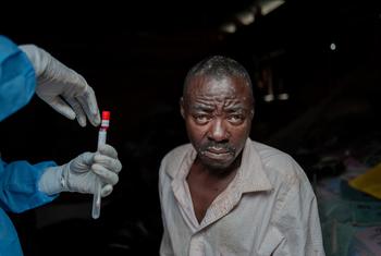 Un homme de l'est de la République démocratique du Congo subit une prise de sang dans le cadre de son traitement contre le mpox.