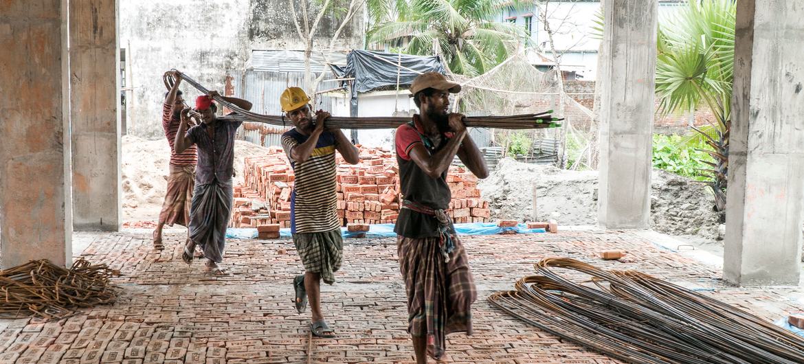 Trabajadores en la construcción de un edificio en Bangladesh