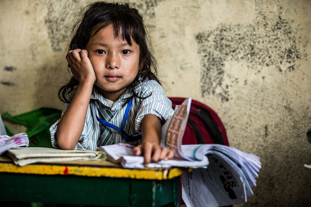 Una joven que estudia con ahínco en Nepal.