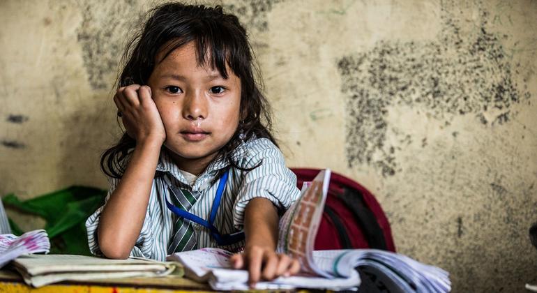 नेपाल में एक युवा लड़की पढ़ाई कर रही है.