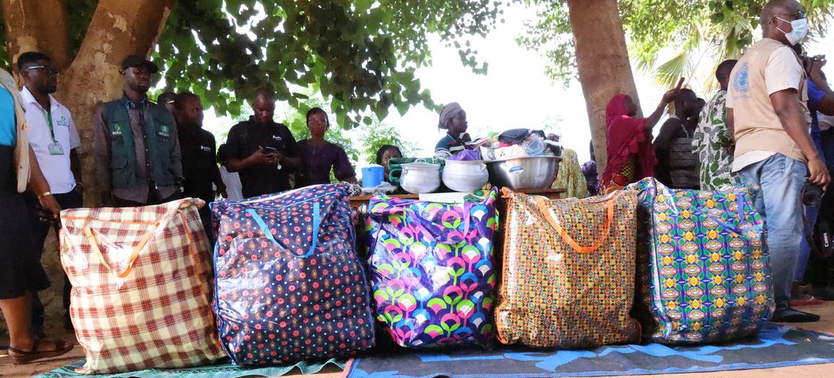 Remise d’assistance humanitaire contenant des kits de dignité, d’équipements et des articles ménagers essentiels par les Nations Unies au Bénin et le gouvernement au profit des réfugiés et personnes déplacées à Tanguiéta.