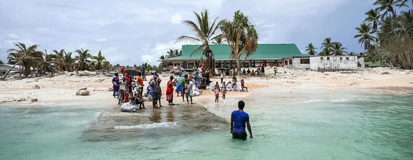 La comunidad de la isla de Nui despide con la mano al Primer Ministro de Tuvalu tras su visita tras la devastación del ciclón Pam.