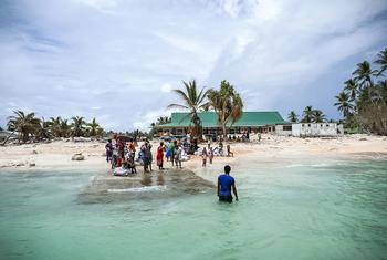 La communauté de l'île Nui fait ses adieux au Premier ministre de Tuvalu après sa visite à la suite de la destruction du cyclone Pam.
