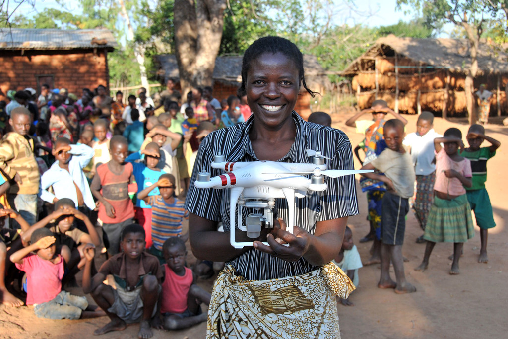 En 2016, UNICEF estableció el primer "corredor de drones" en África para entregar bienes humanitarios como medicinas y vacunas.