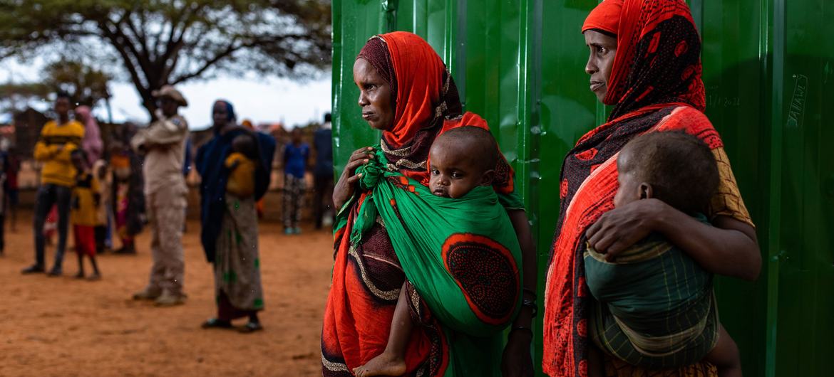 Des mères et leurs enfants dans un camp de personnes déplacées à Dollow, en Somalie.