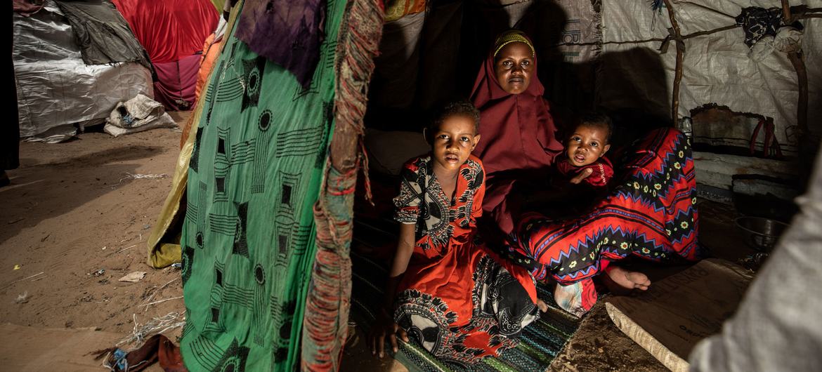 一位母亲和她的孩子在索马里摩加迪沙的一个境内流离失所者营地避难。（资料图）
