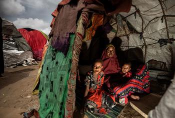 (أرشيف) أم وأطفالها يحتمون في مخيم للنازحين داخليا في مقديشو، الصومال.
