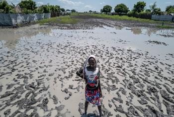 Jovem caminha na vila inundada de Ulang, no Sudão do Sul