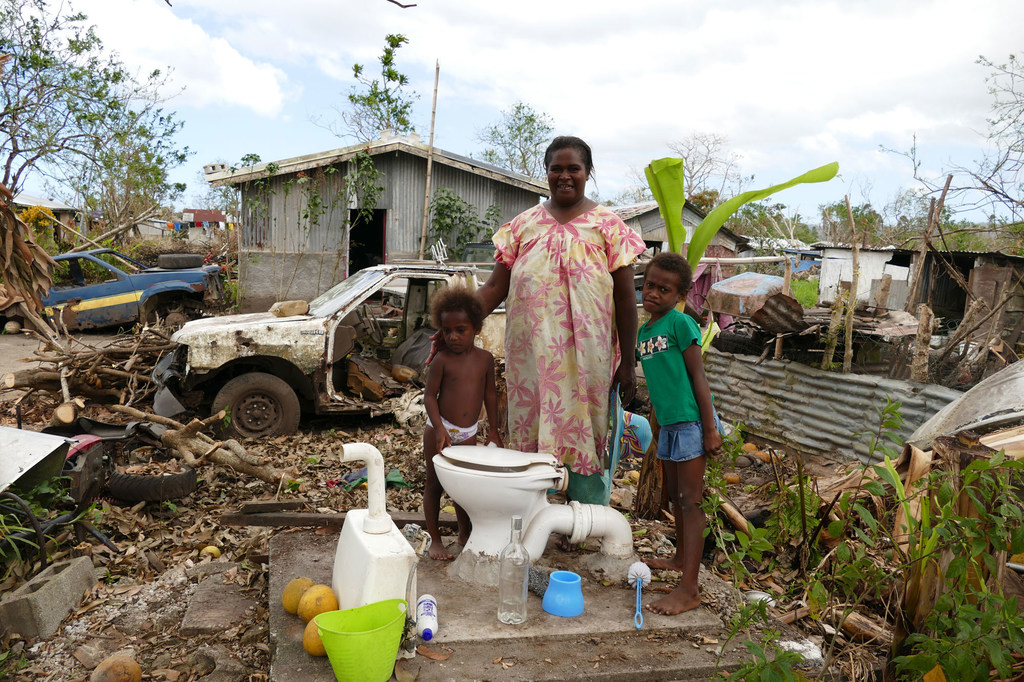 Vanuatu enfrenta frequentemente condições meteorológicas extremas e destrutivas, como tufões, que estão a ser agravadas pelas alterações climáticas.