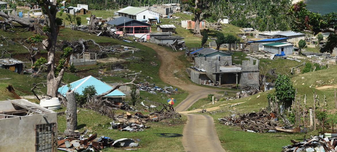 تتزايد الظواهر الجوية المتطرفة، بما في ذلك الأعاصير، مما يتسبب في أضرار في أماكن مثل دولة فانواتو (في الصورة)