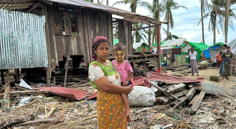 Una mujer sostiene a su hijo entre los escombros dejados por el ciclón Mocha en Myanmar. (archivo)