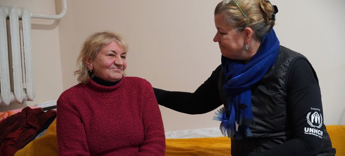 At a collective site in Kharkiv, UN Deputy High Commissioner for Refugees Kelly T. Clements (right) meets Svitlana, a pensioner whose home was destroyed by a glide bomb.