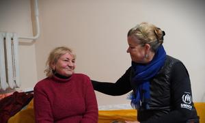 At a collective site in Kharkiv, UN Deputy High Commissioner for Refugees Kelly T. Clements (right) meets Svitlana, a pensioner whose home was destroyed by a glide bomb.