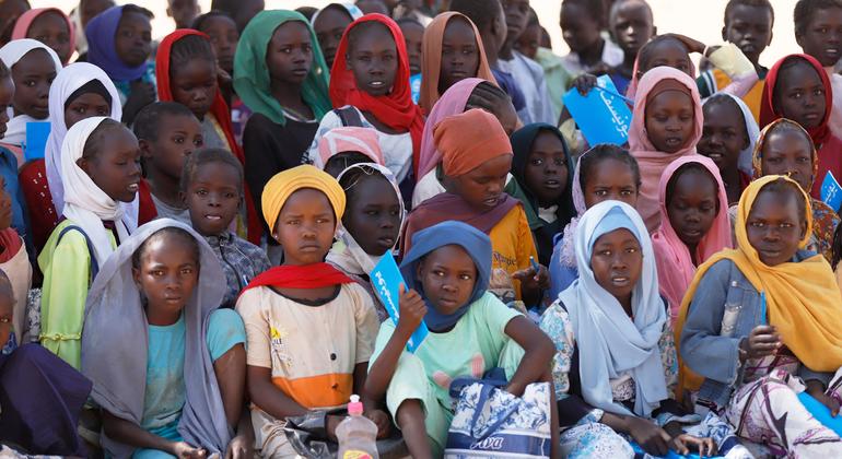 الأطفال الذين فروا من العنف في الفاشر يتلقون اللوازم المدرسية في طويلة.