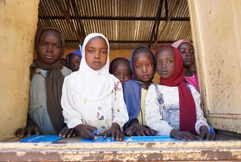 Watoto ambao familia zao zilikimbia El Fasher wanasoma shule ya kijijini huko Tawila, Darfur Kaskazini.