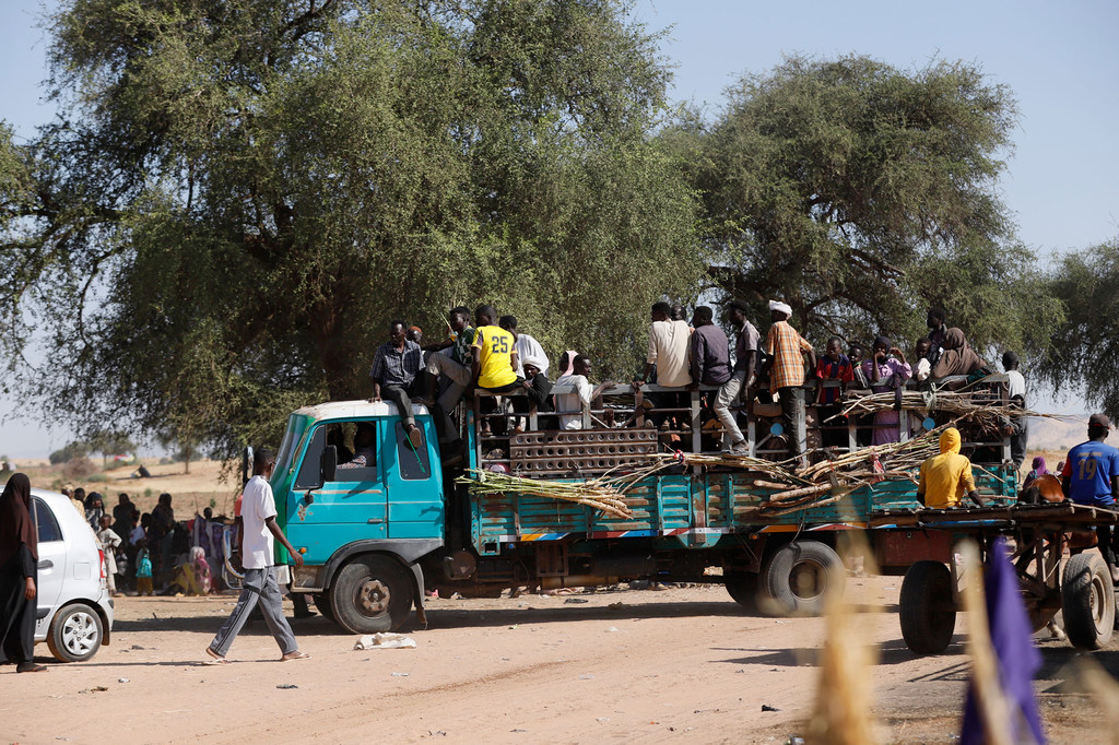 Des familles soudanaises qui ont fui El Fasher arrivent à Tawila.