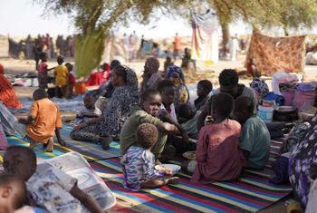 Des familles fuyant les violences au Darfour arrivent dans un camp pour personnes déplacées.