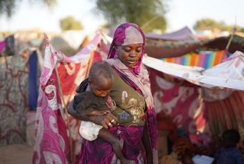 Une femme et son enfant dans un camp de fortune pour personnes ayant fui les violences au Darfour du Nord, dans l'est du Soudan.