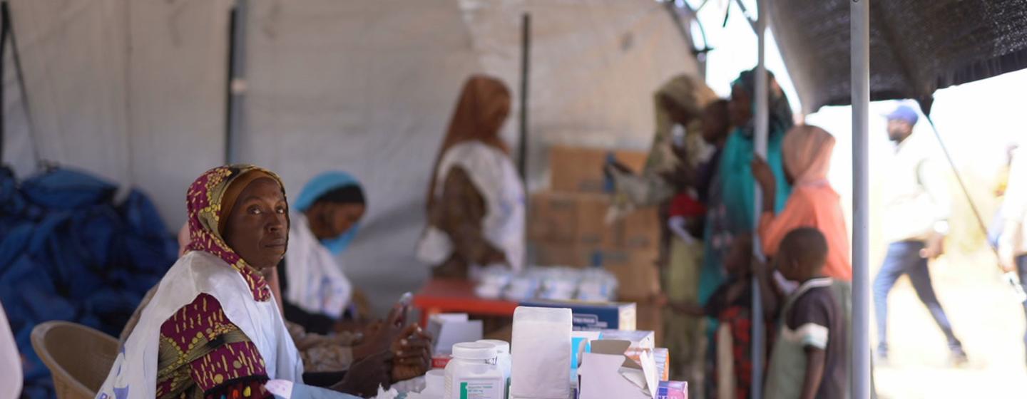 Les enfants et les familles déplacés d'Al Fasher reçoivent des services de santé dans des cliniques mobiles soutenues par l'UNICEF dans un camp de déplacés à Tawila, au Soudan.