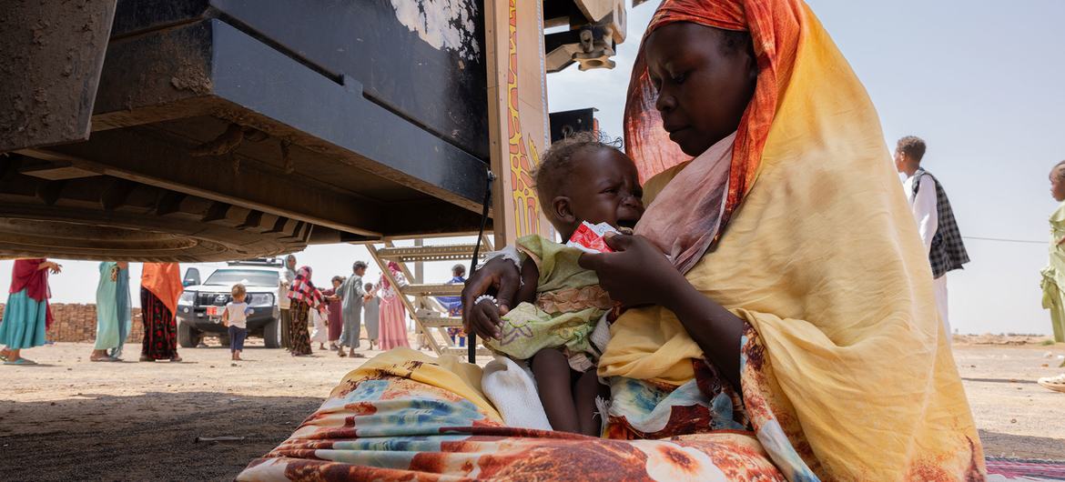 من الأرشيف: امرأة تُطعم طفلها الذي يعاني من سوء التغذية في مدينة عطبرة، ولاية نهر النيل في شمال شرق السودان.