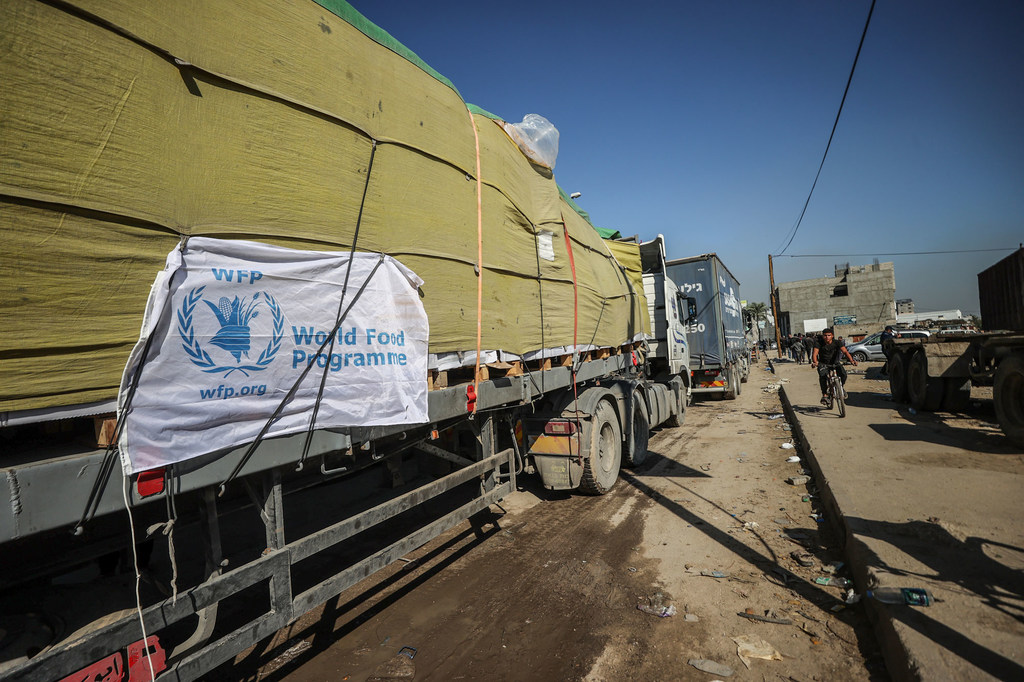 (من الأرشيف) شاحنات تنقل مساعدات غذائية إلى شمال غزة خلال الهدنة الإنسانية الأخيرة.
