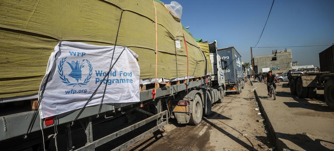 Des camions transportant de l'aide alimentaire vers le nord de Gaza pendant la récente pause humanitaire.