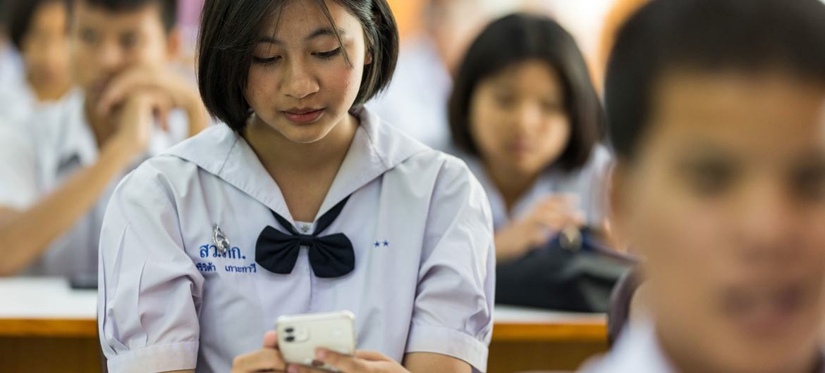 Estos estudiantes de una escuela secundaria en Phuket, Tailandia, utilizan un chatbot respaldado por el Fondo de Población de la ONU (UNFPA).