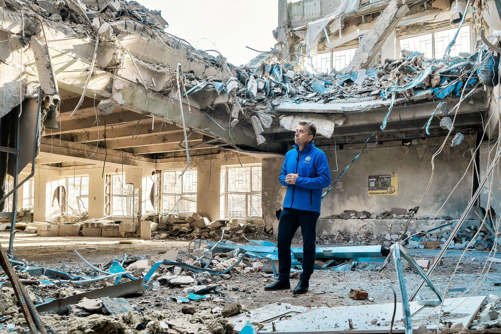 Le Secrétaire général adjoint aux affaires humanitaires, Tom Fletcher, visite une clinique médicale touchée par un missile à Zaporizhzhia, en Ukraine.