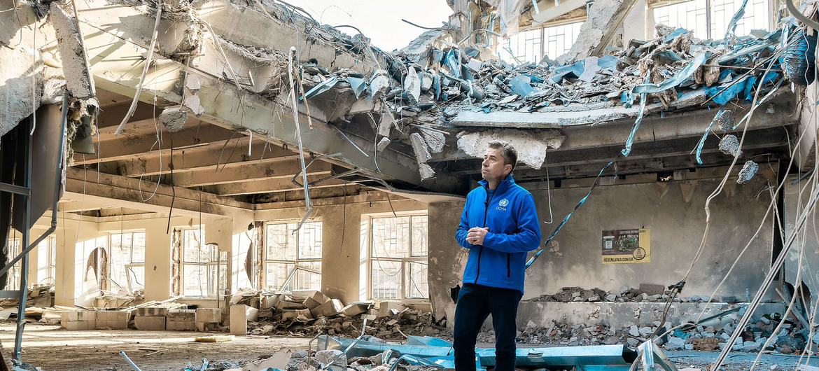 Under-Secretary-General for Humanitarian Affairs, Tom Fletcher, visits a missile-struck medical clinic in Zaporizhzhia, Ukraine.