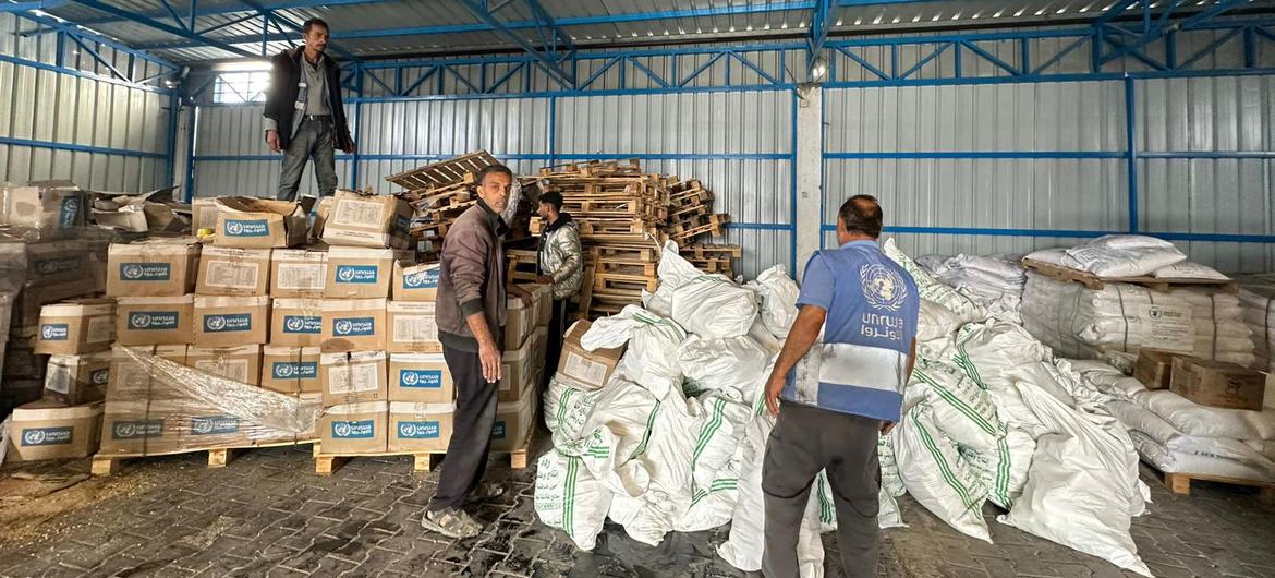 Des employés de l'UNRWA se préparent à livrer de la nourriture dont la population de Gaza a un besoin urgent.