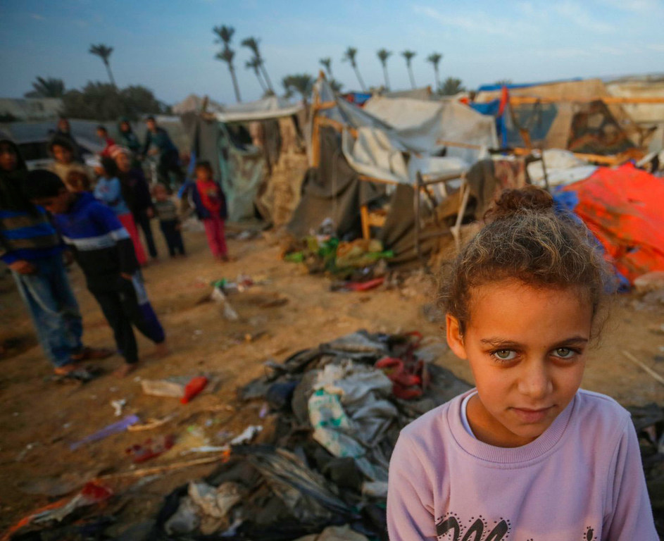 Una niña gazatí desamparada luego de la destrucción de las tiendas de campaña en las que se refugiaban familias desplazadas.
