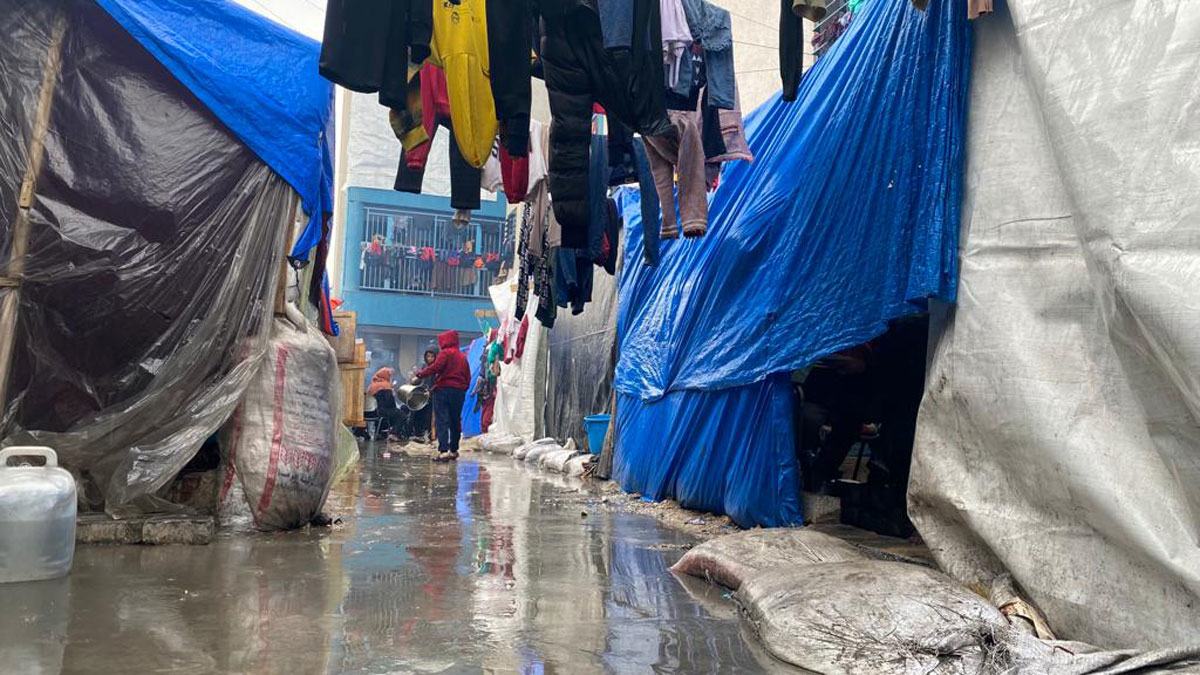 Les Gazaouis continuent de vivre dans des abris temporaires.