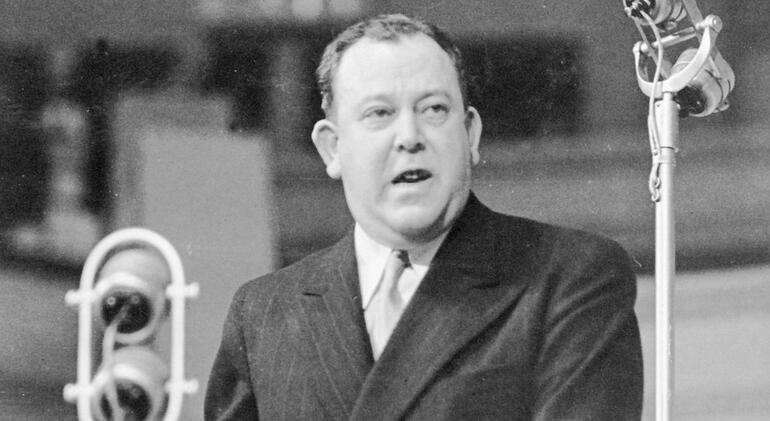 تريغف لي أول أمين عام للأمم المتحدة، يلقي خطابه الافتتاحي في الدورة الأولى للجمعية العامة للأمم المتحدة في القاعة المركزية في لندن - المملكة المتحدة في 2 فبراير 1946.